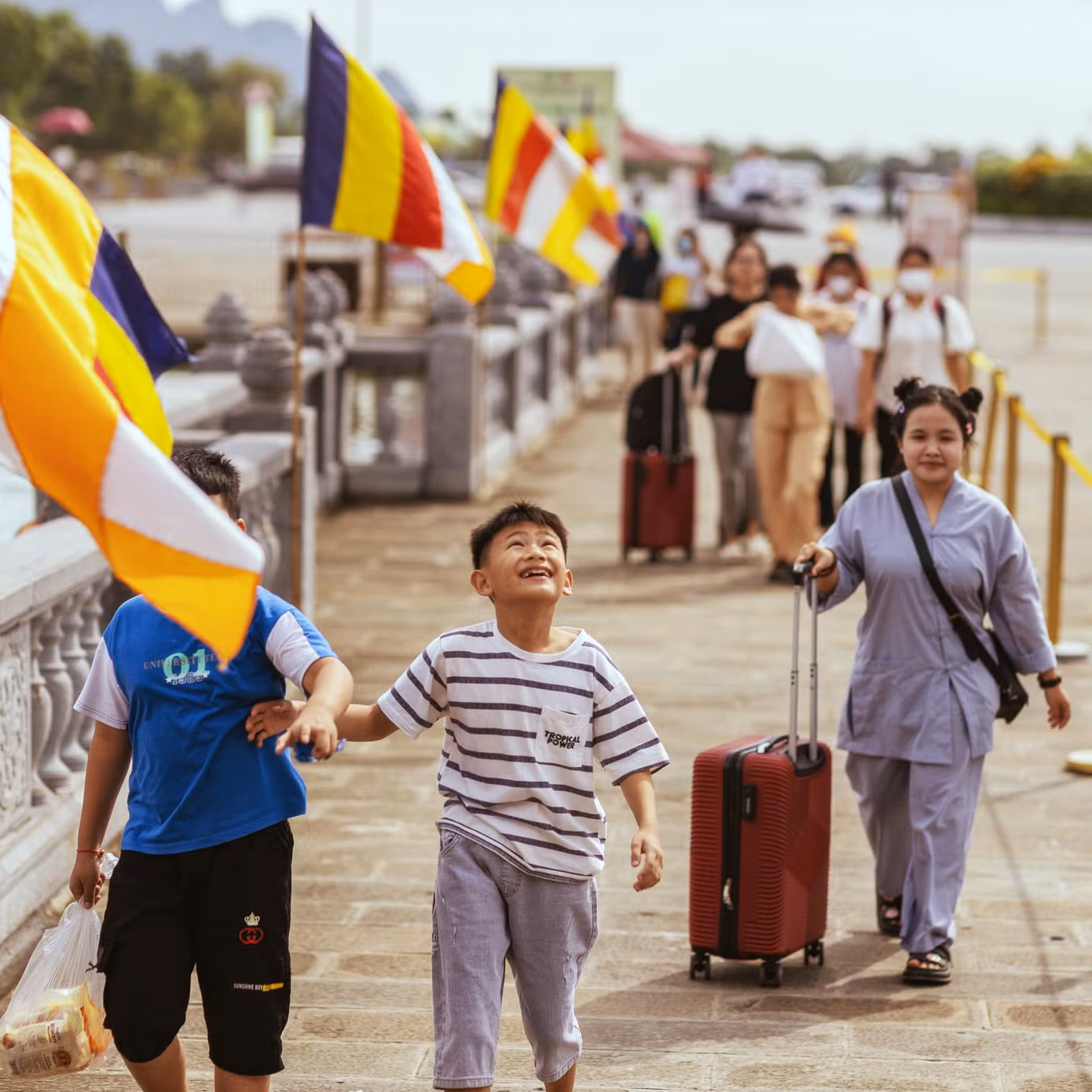 Tu sinh rời chùa Tam Chúc trong hoan hỷ.
