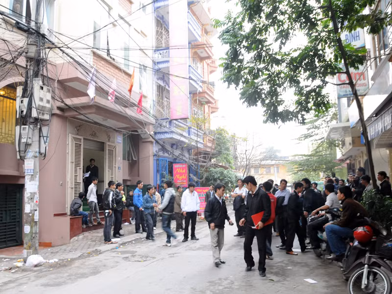 Hàng trăm công nhân bao vây trụ sở công ty CAVICO Xây dựng Thủy điện để đòi nợ lương. Ảnh: Tuấn Nguyễn