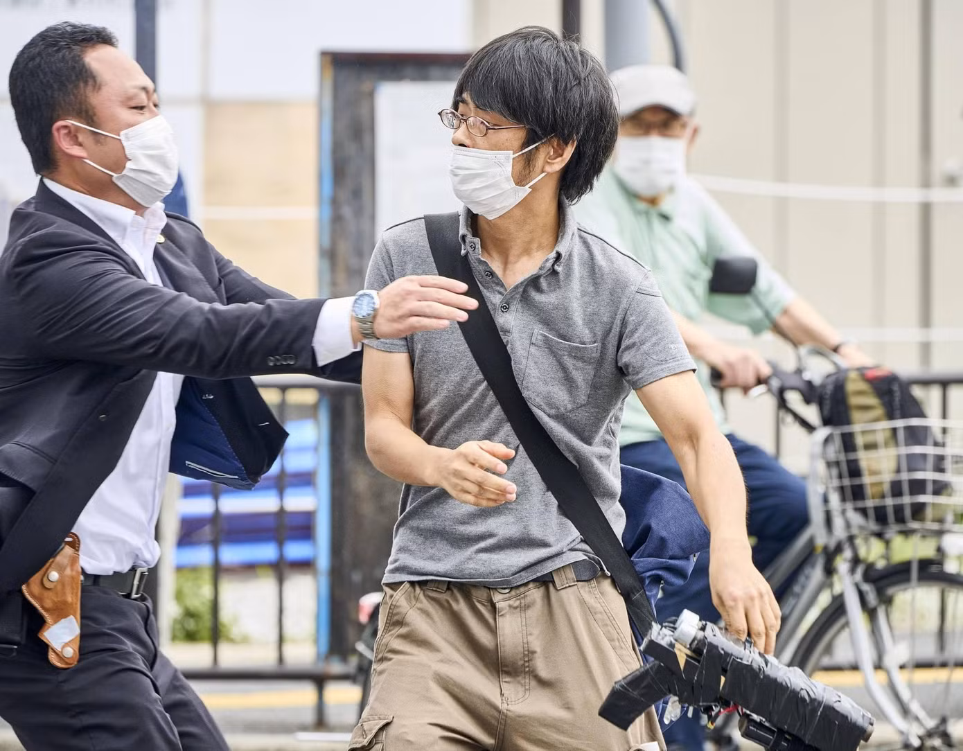 Một nhân viên an ninh tóm được Tetsuya Yamagami sau khi người đàn ông 41 tuổi này bắn 2 phát nhằm vào cựu Thủ tướng Abe Shinzo ở thành phố Nara trưa 8/7. Ảnh: Kyodo.