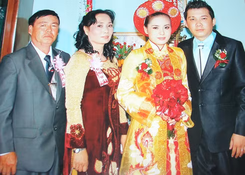 Xuân Thùy chụp ảnh cùng chồng và bố mẹ chồng trong ngày cưới. Ảnh gia đình cung cấp. 