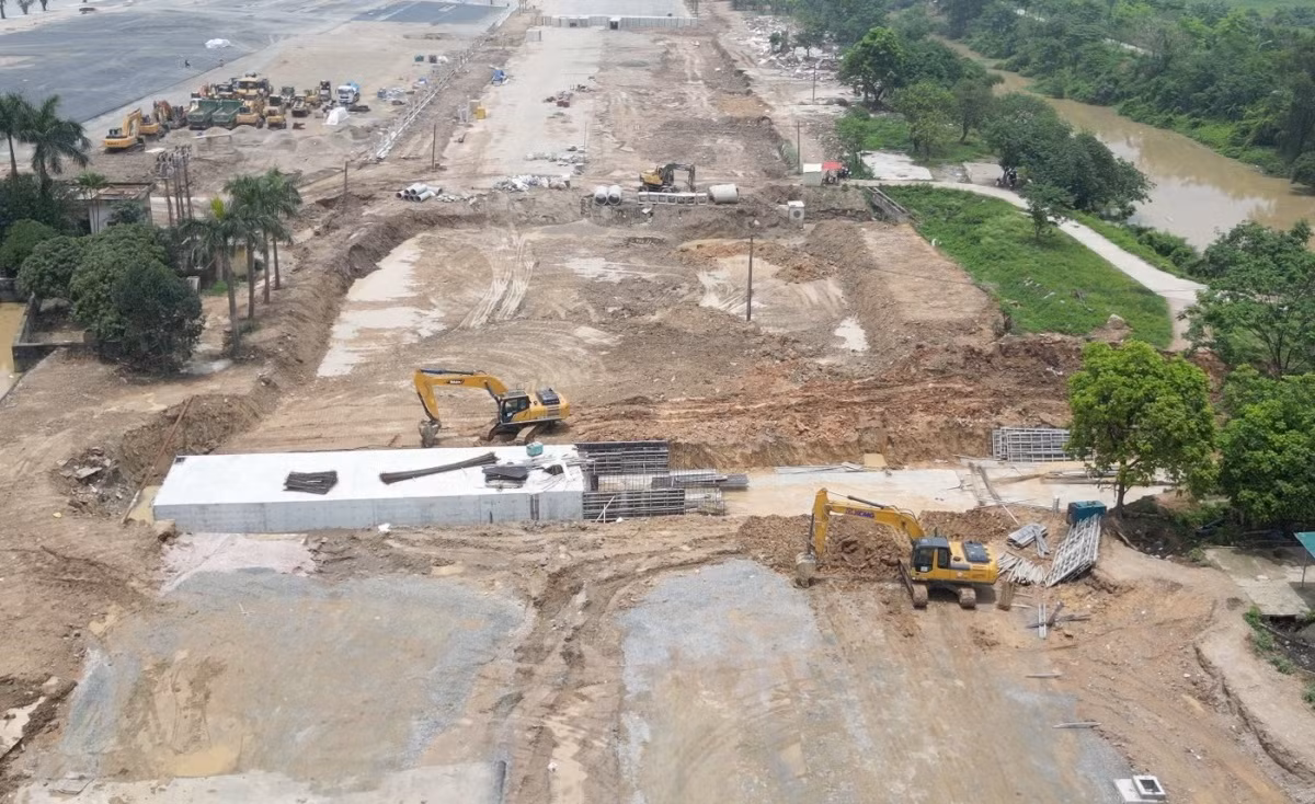 Sở Xây dựng Hà Nội cho biết, hiện có hàng trăm dự án giao thông do UBND các quận, huyện (cũ) làm chủ đầu tư, sau khi các quận, huyện dừng hoạt động, các dự án này sẽ được bàn giao về các phường sở tại.