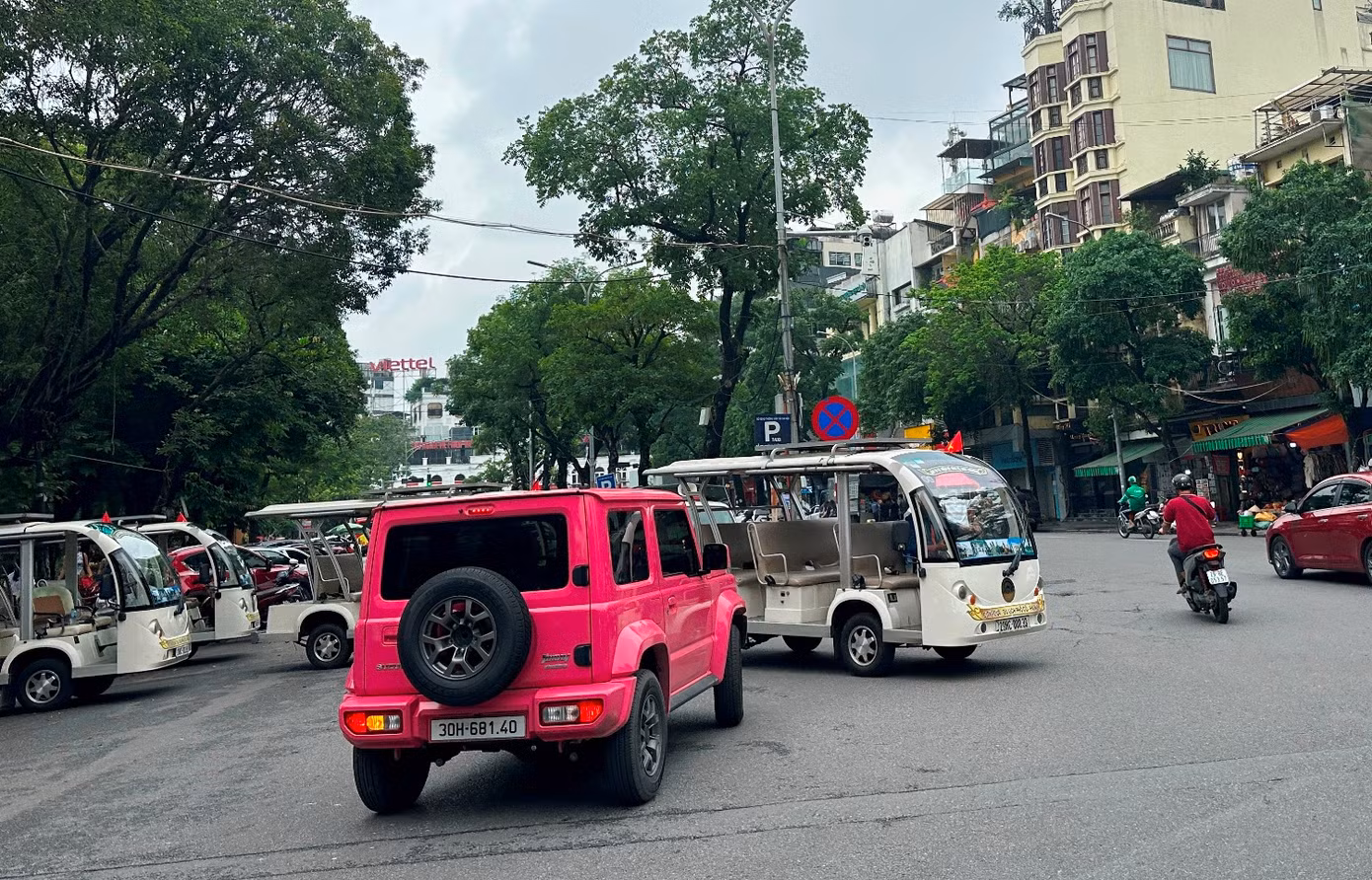 Cho ý kiến về việc này, ngày 2/7, lãnh đạo Đội CSGT số 1, Phòng CSGT Hà Nội cho biết, theo Nghị định 165, từ 1/7 xe ô tô điện bốn bánh chở khách bị cấm hoạt động trên các tuyến đường giao thông hỗn hợp. Do vậy, trong khu phố cổ và Hồ Hoàn Kiếm hiện nay chưa có biển hạn chế tốc độ dưới 30 km/h nên các tổ công tác của CSGT làm việc trên đường nếu phát hiện xe điện chở khách hoạt động sẽ yêu cầu ngừng chạy và xử phạt theo quy định.