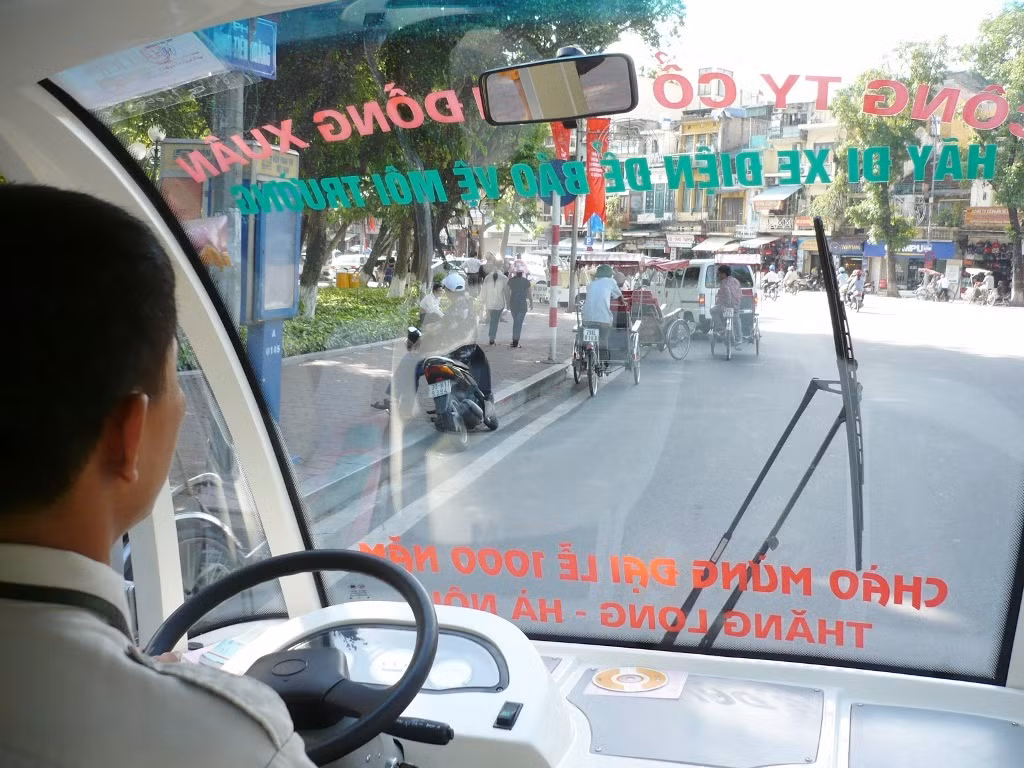 Tại Hà Nội, hiện hầu hết các tuyến đường trong khu vực trung tâm chưa có tuyến đường nào có biển quy định cho xe chạy dưới 30km/h. Tại Hà Nội, hiện hầu hết các tuyến đường trong khu vực trung tâm chưa có tuyến đường nào có biển quy định cho xe chạy dưới 30km/h.