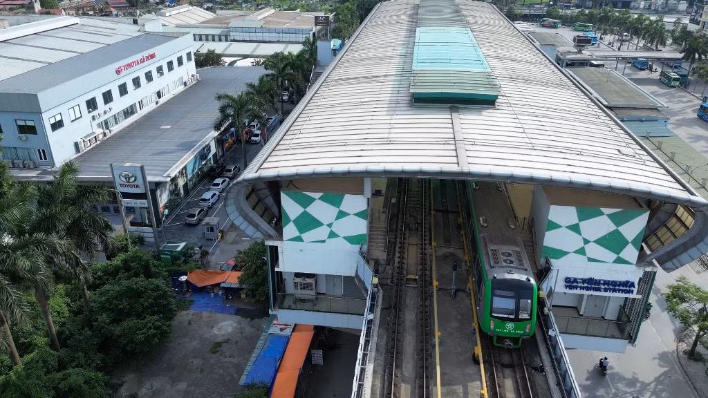 Trong ngày 6/6 tàu ra vào đón trả khách không còn bị ánh nắng chiếu xuống. Trong ngày 6/6 tàu ra vào đón trả khách không còn bị ánh nắng chiếu xuống.