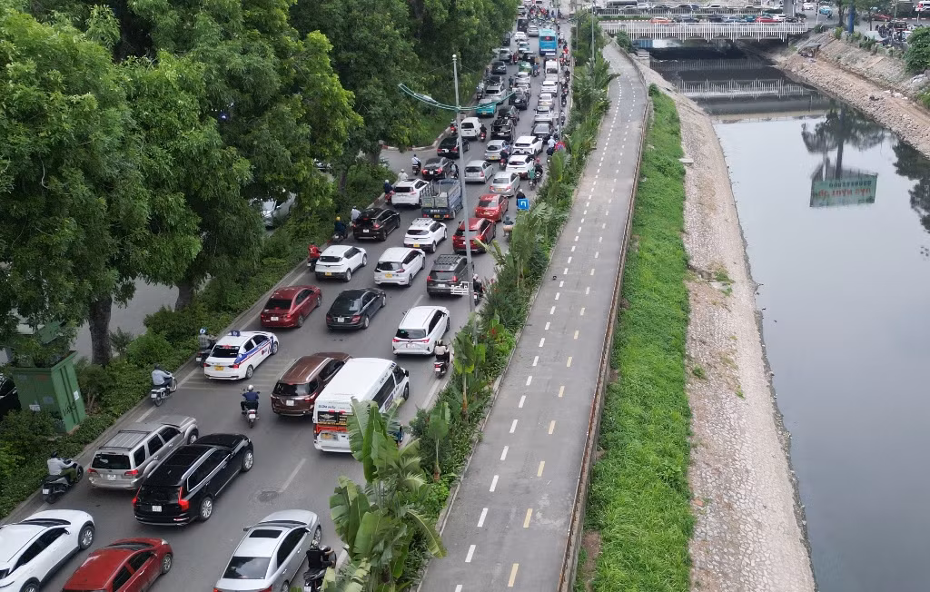 Sau khi hoàn thành xén vỉa hè, dải phân cách và thảm cỏ, tuyến đường Láng (đoạn từ Cầu Giấy đi Ngã Tư Sở) được bố trí thêm làn đường riêng rộng hơn 3 mét, chạy dọc sông Tô Lịch. Sau khi hoàn thành xén vỉa hè, dải phân cách và thảm cỏ, tuyến đường Láng (đoạn từ Cầu Giấy đi Ngã Tư Sở) được bố trí thêm làn đường riêng rộng hơn 3 mét, chạy dọc sông Tô Lịch.
