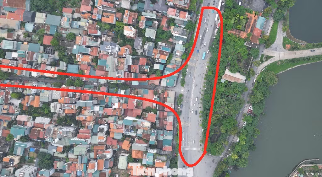 Nguyên nhân được xác định, do mặt bằng đường dự án dài khoảng 2 km và nút giao với đường Nghi Tàm đi qua khu vực dân cư, chưa được giải phóng mặt bằng.