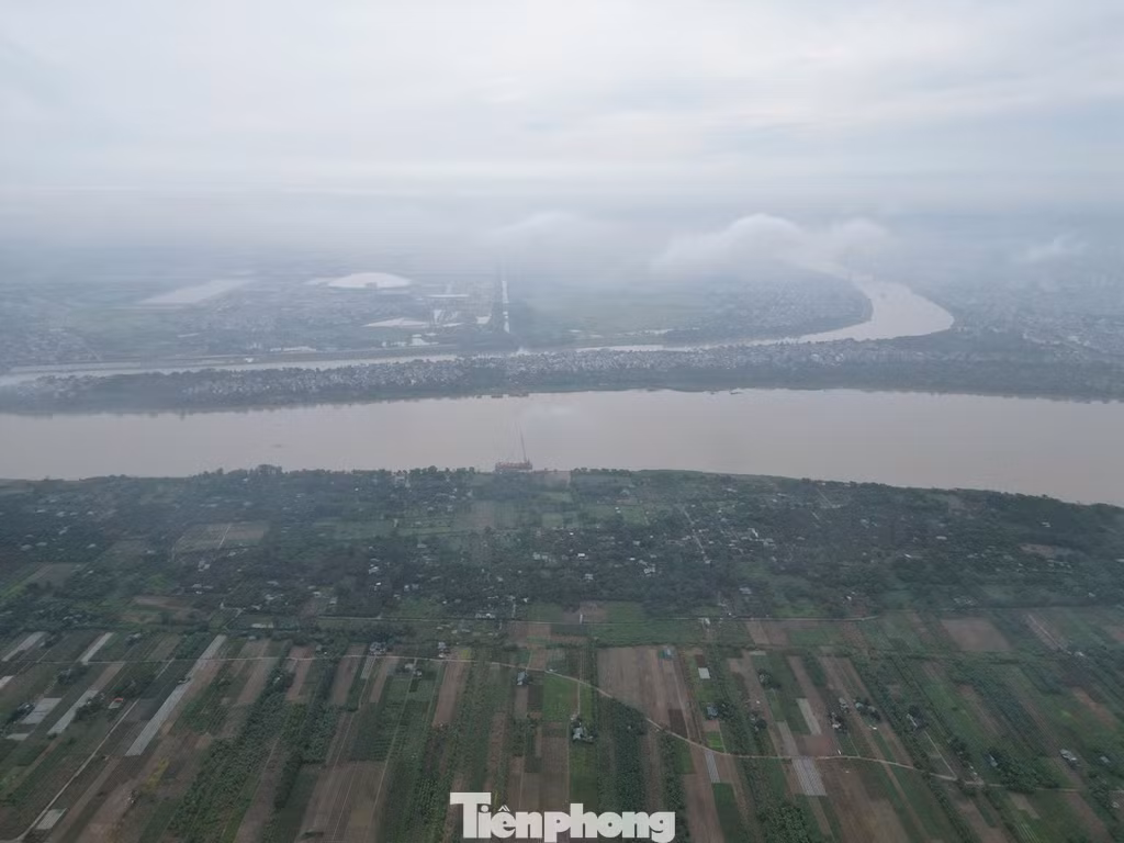 Ban QLDA đầu tư xây dựng công trình giao thông Hà Nội cho biết, để xây dựng cầu Tứ Liên vượt sông có chiều dài 5,2 km, dự án cần GPMB hơn 62,5 ha đất của 701 hộ dân thuộc các quận huyện Tây Hồ, Long Biên, Đông Anh. Đến nay phía Đông Anh đã hoàn thành khoảng 90% GPMB và đang thi công sôi động ở hiện trường, nhưng trên các quận Tây Hồ, Long Biên đang triển khai các bước để thu hồi đất. Dự kiến từ nay đến quý IV/2025, công tác GPMB sẽ xong để dự án thi công tổng thể.