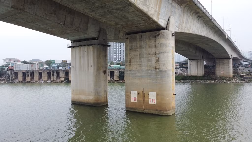 Với các vết nứt bê tông cần có phương án sửa chữa phù hợp để bảo đảm yêu cầu về giới hạn cho phép; tiến hành sửa chữa, thay thế các khe co giãn cao su, nối dài các ống thoát nước trên các nhịp dầm Super T giữa sông để ngăn chặn hư hỏng thêm và tạo thuận lợi cho công tác bảo trì về lâu dài.