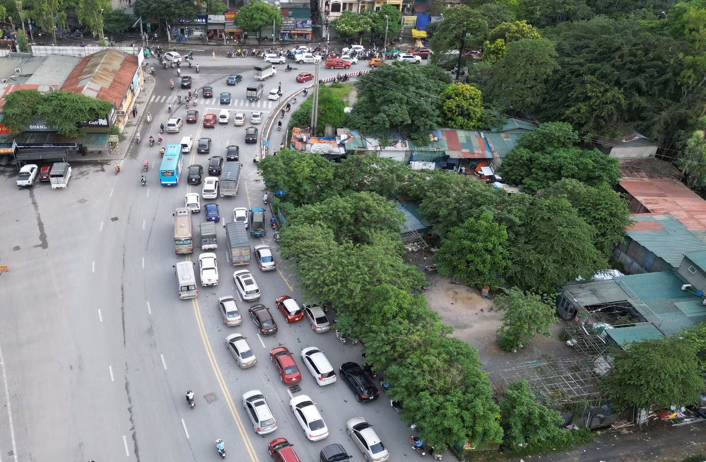 Trong khi đó các tuyến đường đổ về nút đang quá tải lưu lượng xe, thường xuyên ùn tắc...
