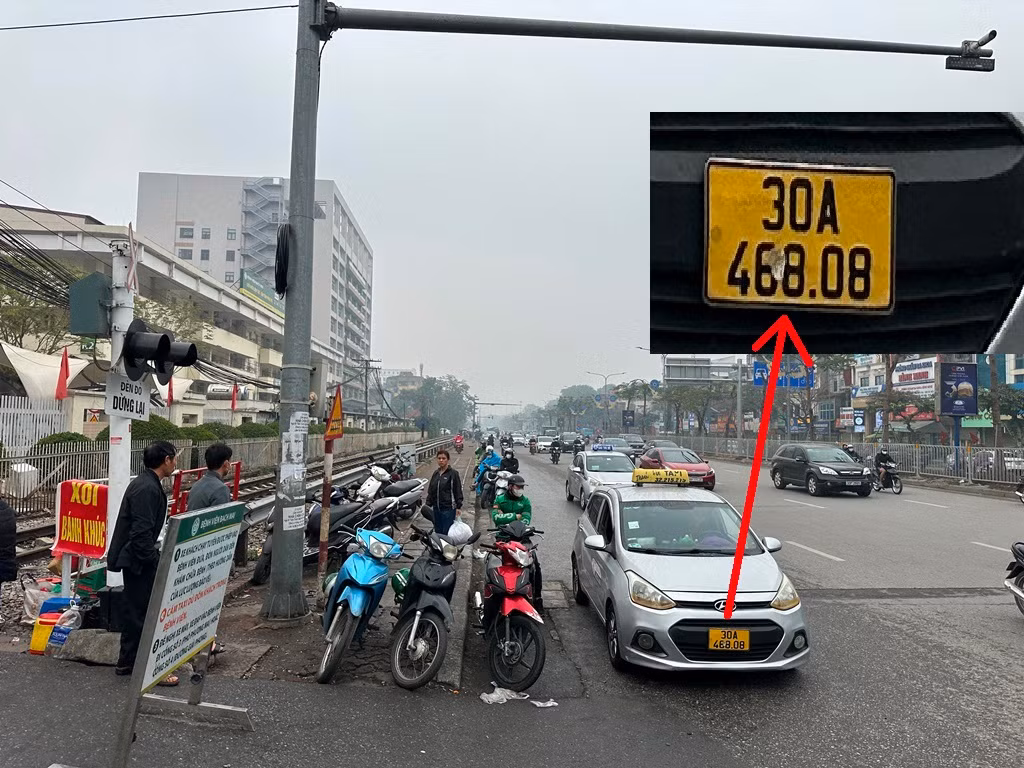 Thủ thuật của các tài xế là làm mờ, dán băng dính đèn đè lên hoặc tẩy xóa 1 con số bất kỳ trên biển số để mắt camera không nhận diện được biển số và xe. Thủ thuật của các tài xế là làm mờ, dán băng dính đèn đè lên hoặc tẩy xóa 1 con số bất kỳ trên biển số để mắt camera không nhận diện được biển số và xe.