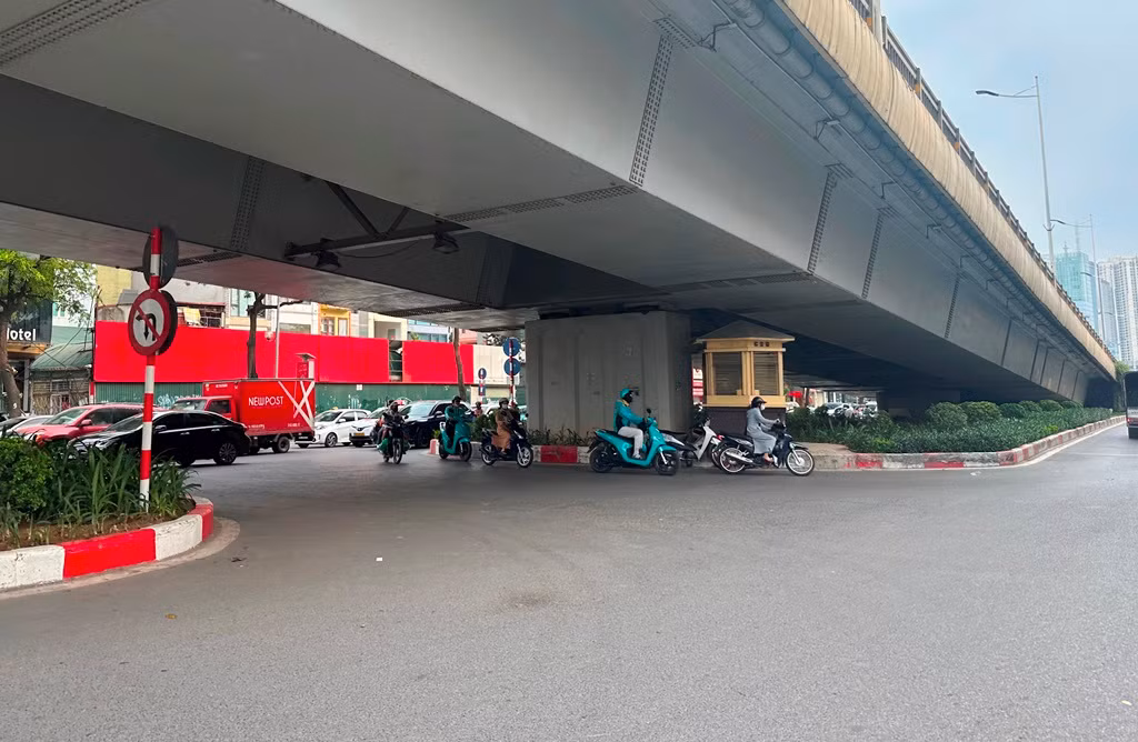 Cùng với bố trí cầu vượt, thời gian qua nút giao Trần Duy Hưng - Láng đã được xén dải phân cách mở nhánh đường quay đầu (không phải qua đèn đỏ) cho phương tiện có nhu cầu. Nhưng, theo ý kiến từ Đội CSGT số 3, Phòng CSGT Hà Nội, điểm quay đầu được bố trí quá gần vị trí đèn đỏ, dẫn đến xe đi thẳng dừng lại đã "bịt" toàn bộ làn xe muốn quay đầu. Thực tế này dẫn đến tình trạng giao thông ùn tắc, chỉ có một số xe máy len qua các dòng xe ô tô dừng đỗ chờ đèn đỏ để quay đầu.