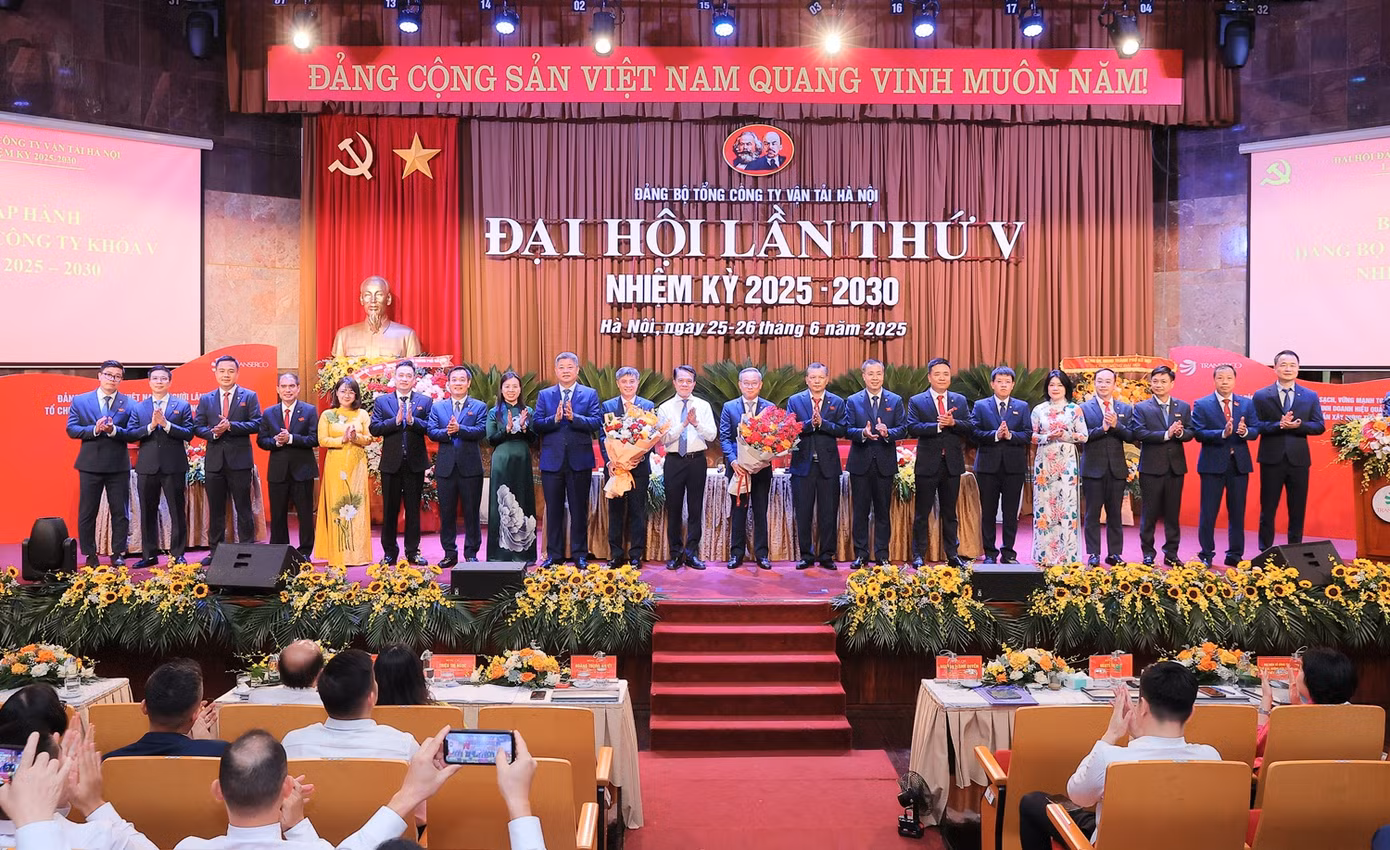 Ban Chấp hành Đảng bộ nhiệm kỳ mới Tổng Cty Vận tải Hà Nội ra mắt tại Đại hội ngày 26/6.