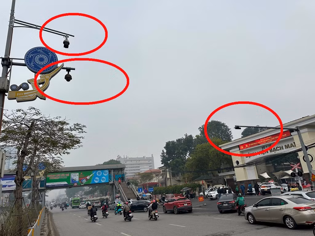 Cùng với lực lượng tuần tra trên đường, vừa qua liên ngành Công an - Sở GTVT Hà Nội đã thống nhất lắp nhiều mặt camera giám sát, trong đó có xử phạt nguội xe dừng đỗ sai quy định tại đây. Cùng với lực lượng tuần tra trên đường, vừa qua liên ngành Công an - Sở GTVT Hà Nội đã thống nhất lắp nhiều mặt camera giám sát, trong đó có xử phạt nguội xe dừng đỗ sai quy định tại đây.
