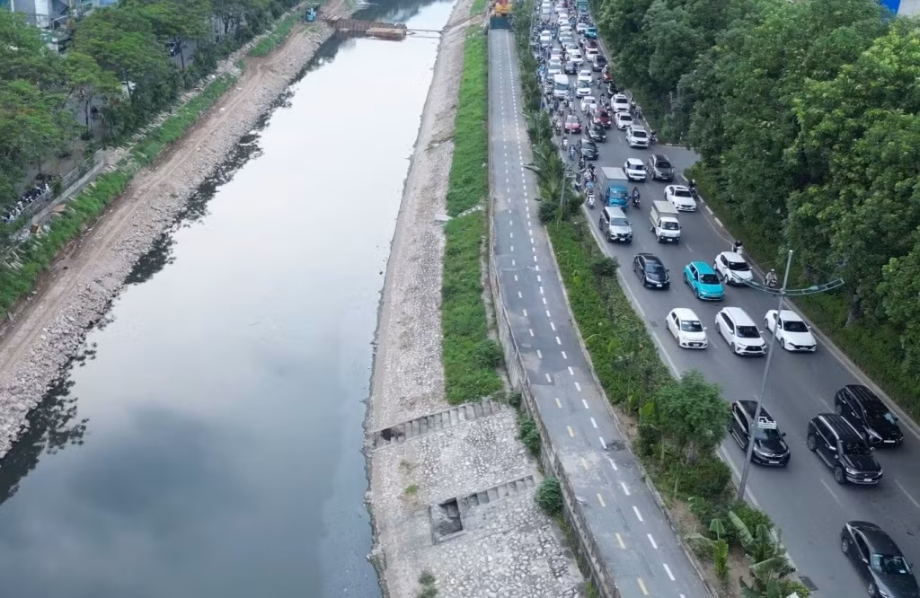 Sở Xây dựng cho biết, theo báo cáo của đơn vị vận hành tuyến xe đạp công cộng đầu tiên trên địa bàn Hà Nội, tuy có đường dành riêng, nhưng hiệu quả người dân sử dụng xe đạp công cộng trên tuyến đường Láng đang rất thấp, nhiều đoạn xe phải dừng chạy vì công trường xây dựng. Sở Xây dựng cho biết, theo báo cáo của đơn vị vận hành tuyến xe đạp công cộng đầu tiên trên địa bàn Hà Nội, tuy có đường dành riêng, nhưng hiệu quả người dân sử dụng xe đạp công cộng trên tuyến đường Láng đang rất thấp, nhiều đoạn xe phải dừng chạy vì công trường xây dựng.
