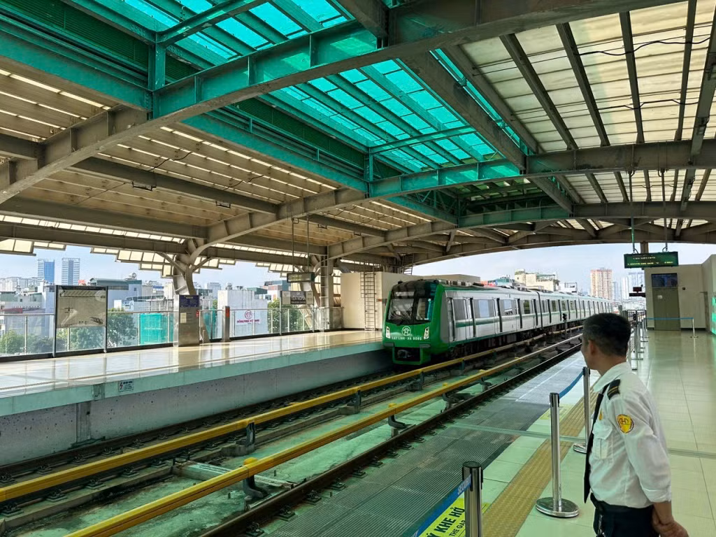 Bên trong ga tàu Yên Nghĩa với phần mái bên trên vừa được sửa chữa. Bên trong ga tàu Yên Nghĩa với phần mái bên trên vừa được sửa chữa.