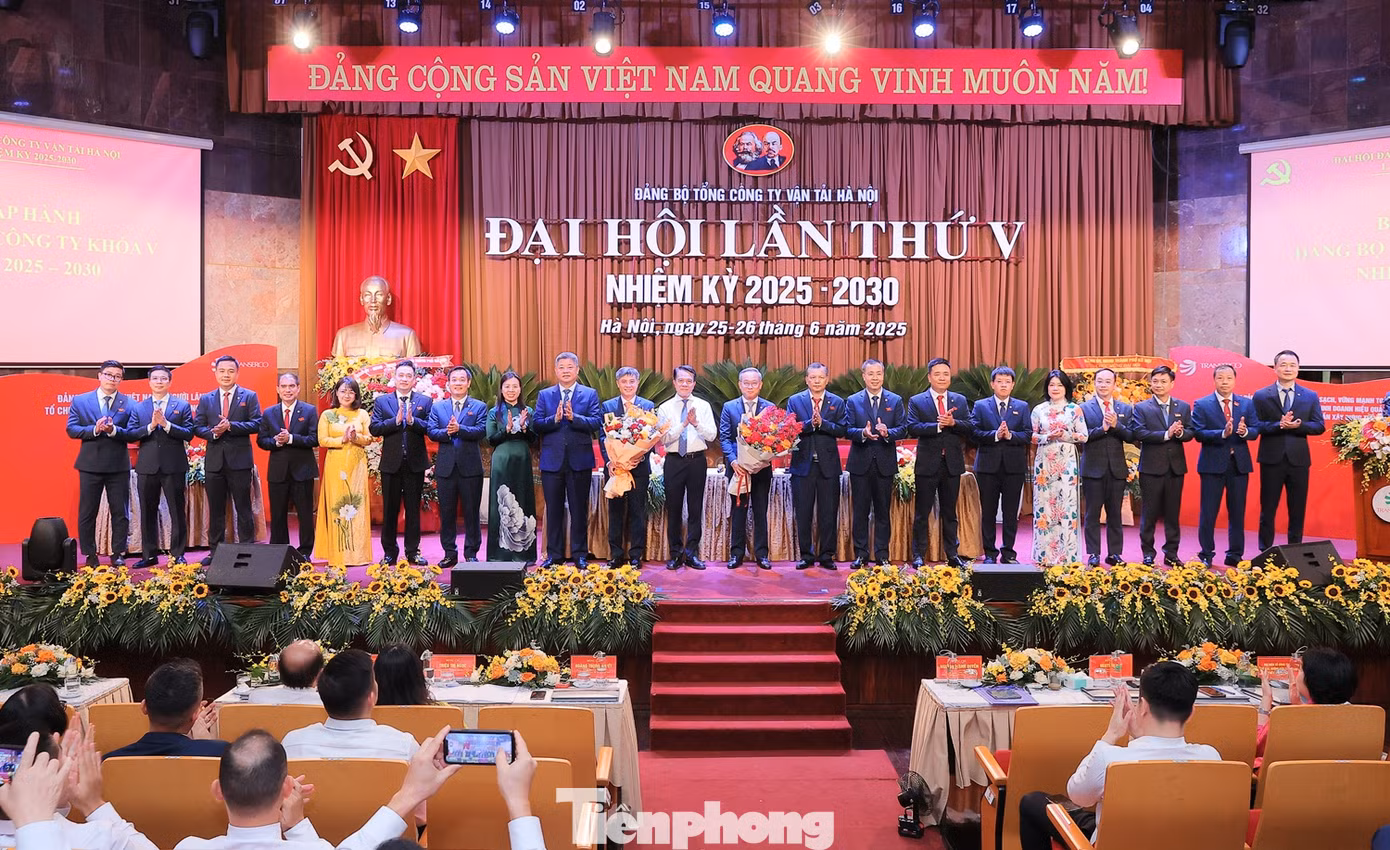 Ban Chấp hành Đảng bộ nhiệm kỳ mới Tổng Cty Vận tải Hà Nội ra mắt tại Đại hội ngày 26/6. Ban Chấp hành Đảng bộ nhiệm kỳ mới Tổng Cty Vận tải Hà Nội ra mắt tại Đại hội ngày 26/6.