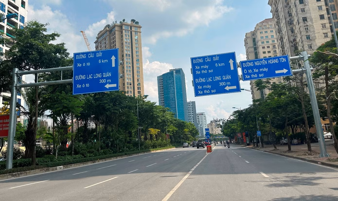 Cùng với đó, nhiều bảng, biển phân làn ở đây dày đặc chữ, người đi đường không có đủ thời gian đọc và nắm bắt. Cùng với đó, nhiều bảng, biển phân làn ở đây dày đặc chữ, người đi đường không có đủ thời gian đọc và nắm bắt.