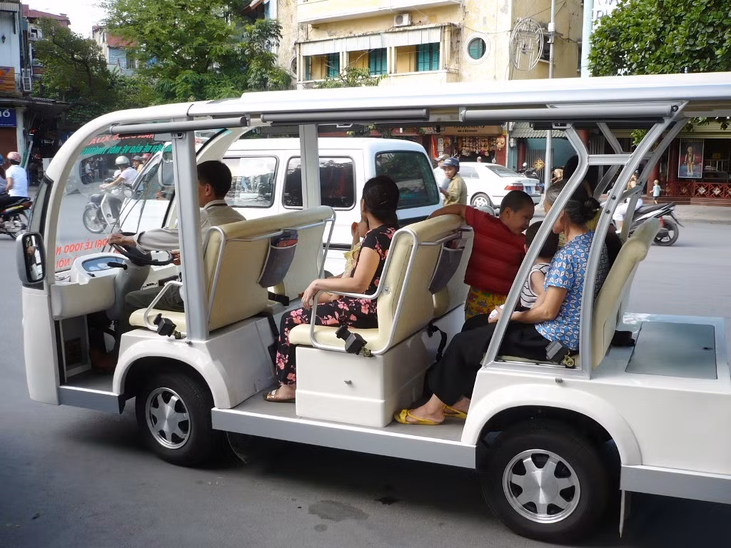 Cùng với đó, do không đảm bảo an toàn như không có cửa che chắn; không có túi khí, dây an toàn và khi di chuyển xe thường đi với tốc độ chậm (dưới 30km/h) nên đang gây rủi ro, khó khăn cho giao thông công cộng. Cùng với đó, do không đảm bảo an toàn như không có cửa che chắn; không có túi khí, dây an toàn và khi di chuyển xe thường đi với tốc độ chậm (dưới 30km/h) nên đang gây rủi ro, khó khăn cho giao thông công cộng.