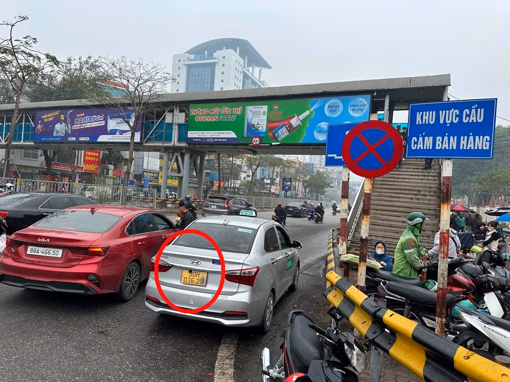 Nhưng nhiều xe ô tô taxi, xe hợp đồng đã dùng "chiêu trò" che, xóa, làm mờ biển số để "né" sự quét biển của các mắt camera tại đây. Nhưng nhiều xe ô tô taxi, xe hợp đồng đã dùng "chiêu trò" che, xóa, làm mờ biển số để "né" sự quét biển của các mắt camera tại đây.