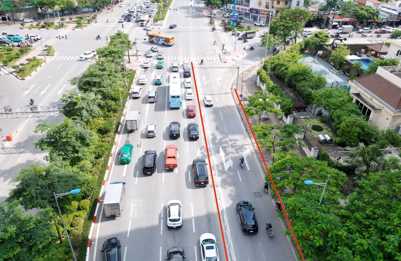 Tuy nhiên với tại làn xe hỗn hợp (xe ô tô, xe máy cùng lưu thông - đường khung đỏ), với ô tô đang gặp nhiều khó khăn, lúng túng khi lưu thông ở đây... Tuy nhiên với tại làn xe hỗn hợp (xe ô tô, xe máy cùng lưu thông - đường khung đỏ), với ô tô đang gặp nhiều khó khăn, lúng túng khi lưu thông ở đây...