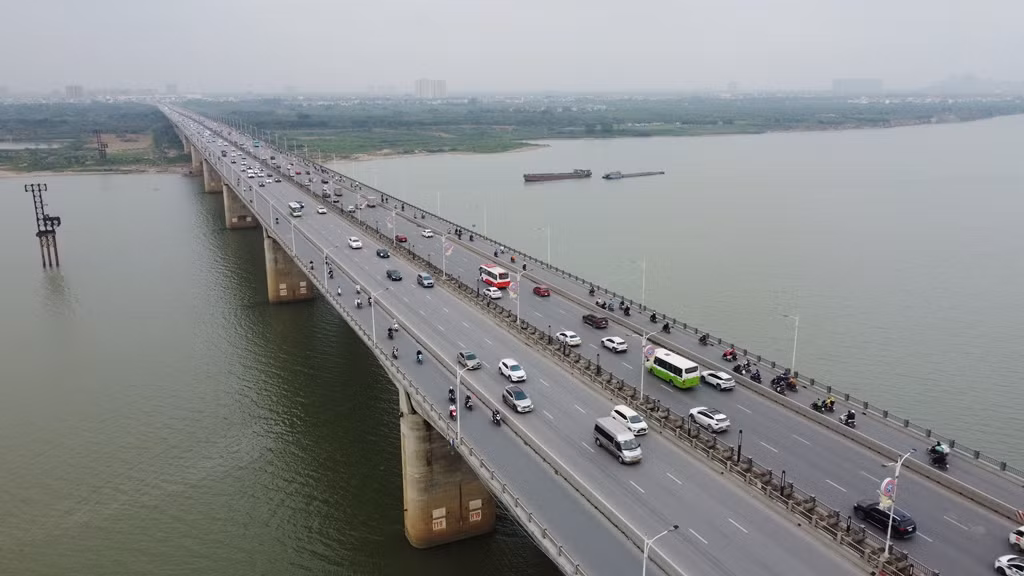 Ban Duy tu các công trình hạ tầng giao thông Hà Nội (Ban Duy tu giao thông) vừa cho biết, cầu Vĩnh Tuy giai đoạn 1 được khánh thành và đưa vào khai thác năm 2009. Sau 13 năm, cầu đã xuất hiện một số hư hỏng.