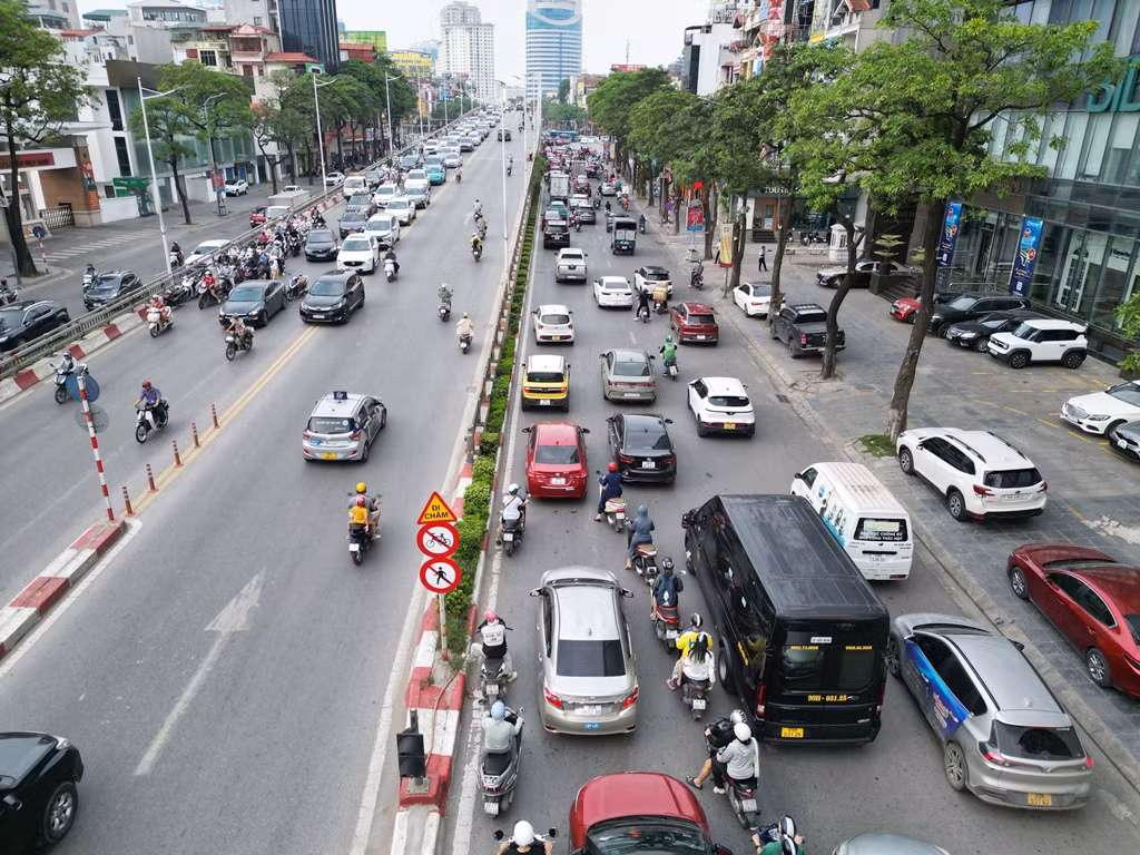Các phương tiện xếp hàng nối đuôi nhau để qua nút giao phía dưới cầu vượt Láng - Trần Duy Hưng.