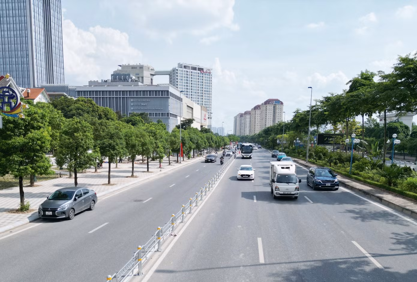 Sau hơn một tuần thực hiện thí điểm, do có hàng rào sắt chia làn xe nên hiện ô tô và xe máy đã đi lại theo làn riêng. Sau hơn một tuần thực hiện thí điểm, do có hàng rào sắt chia làn xe nên hiện ô tô và xe máy đã đi lại theo làn riêng.