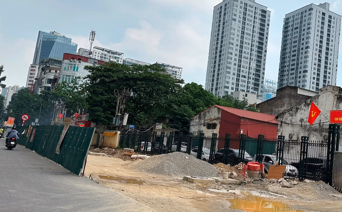 Dự án mở rộng đường Nguyễn Tuân đoạn từ Nguyễn Huy Tưởng đến Lê Văn Lương dài hơn 500 mét do UBND quận Thanh Xuân (cũ) làm chủ đầu tư, hiện công trường cũng đang vắng bóng máy móc, công nhân thi công nhiều ngày nay.