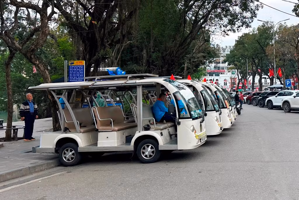 Cục CSGT cho biết, hiện trên các tuyến đường giao thông hỗn hợp tại các đô thị rất ít tuyến đường có biển báo hạn chế tốc độ từ 30 km/h trở xuống nên Cục CSGT khuyến cáo các xe này chỉ hoạt động trong khu du lịch. Cục CSGT cho biết, hiện trên các tuyến đường giao thông hỗn hợp tại các đô thị rất ít tuyến đường có biển báo hạn chế tốc độ từ 30 km/h trở xuống nên Cục CSGT khuyến cáo các xe này chỉ hoạt động trong khu du lịch.