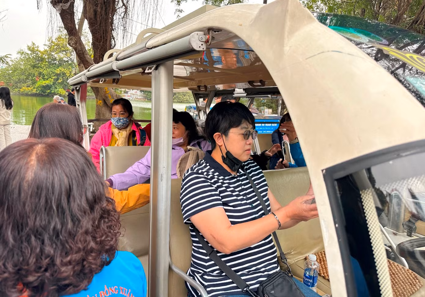 Với các xe đang hoạt động trên đường, đại diện Cty Đồng Xuân cho biết, đơn vị chỉ hoạt động hạn chế và phục vụ chủ yếu cho các tour đã được khách hàng đặt cách đây cả tháng.