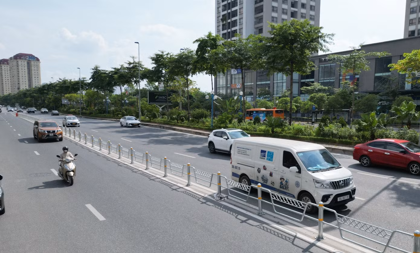 Ghi nhận trong chiều 8/7, nhiều xe đi hướng nội thành - sân bay Nội Bài và ngược lại đã chấp nhận vi phạm các biển báo ở làn hỗn hợp để tiếp tục hành trình ở đường Võ Chí Công. Ghi nhận trong chiều 8/7, nhiều xe đi hướng nội thành - sân bay Nội Bài và ngược lại đã chấp nhận vi phạm các biển báo ở làn hỗn hợp để tiếp tục hành trình ở đường Võ Chí Công.