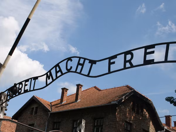 Cổng vào Auschwitz với khẩu hiệu khét tiếng 