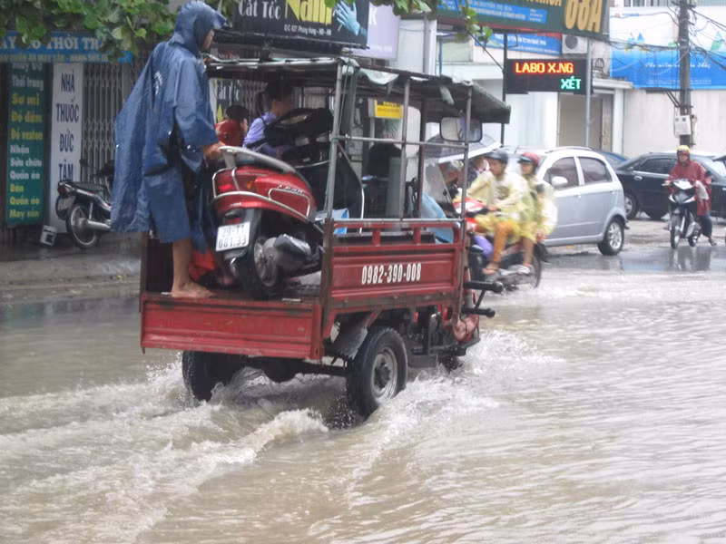 Mỗi lượt qua đoạn đường ngập phải trả 30.000-40.000 đồng/người, xe máy/lượt
