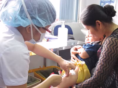 Tư vấn tiêm vắc xin tại Hà Nội. ảnh: Thái hà