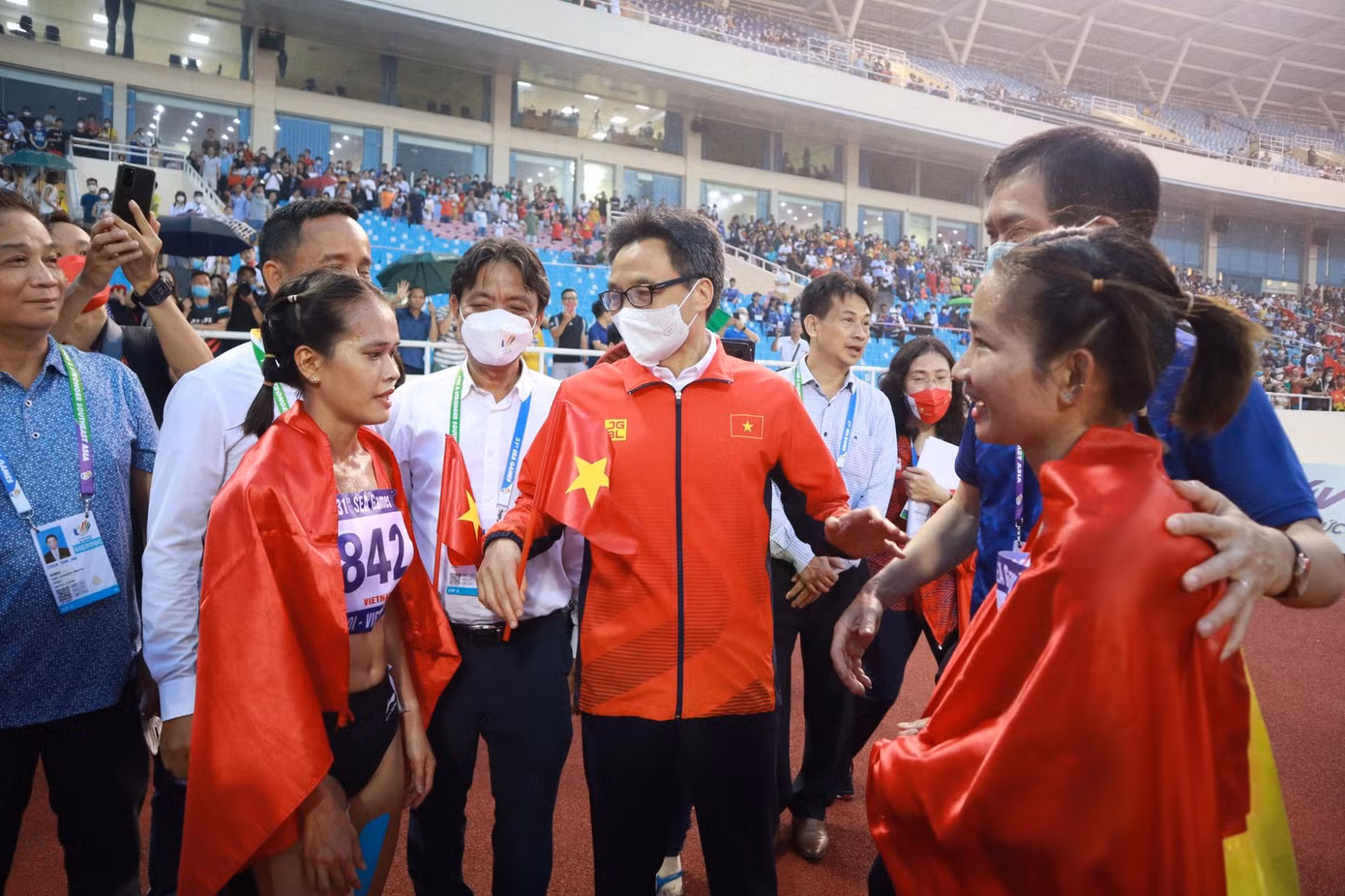 Phó Thủ tướng Vũ Đức Đam hỏi han, động viên tinh thần các VĐV điền kinh Việt Nam. Trong buổi sáng cùng ngày, Nguyễn Thị Oanh cũng vừa giành HCV nội dung 1.500m nữ.