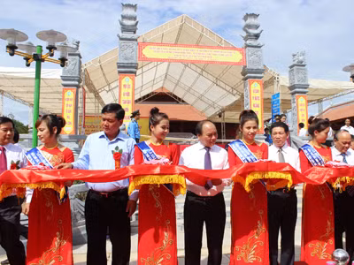 Phó Thủ tướng Nguyễn Xuân Phúc cùng các lãnh đạo Trung ương và tỉnh Nghệ An cắt băng khánh thành Đền thờ. Ảnh: Trung Hiền