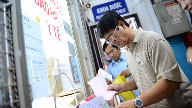 Người dân nhận thuốc bảo hiểm y tế tại Bệnh viện Chấn thương chỉnh hình TP.HCM chiều 16-8. Ảnh: Thuận Thắng. Người dân nhận thuốc bảo hiểm y tế tại Bệnh viện Chấn thương chỉnh hình TP.HCM chiều 16-8. Ảnh: Thuận Thắng