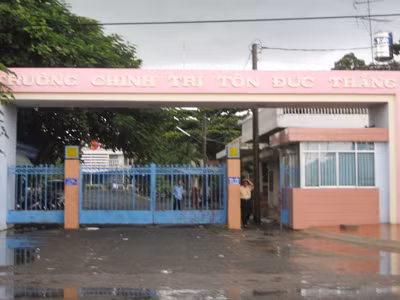 Trường Chính trị Tôn Đức Thắng