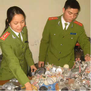 Phụ tùng ô tô ăn cắp bị lực lượng công an thu giữ