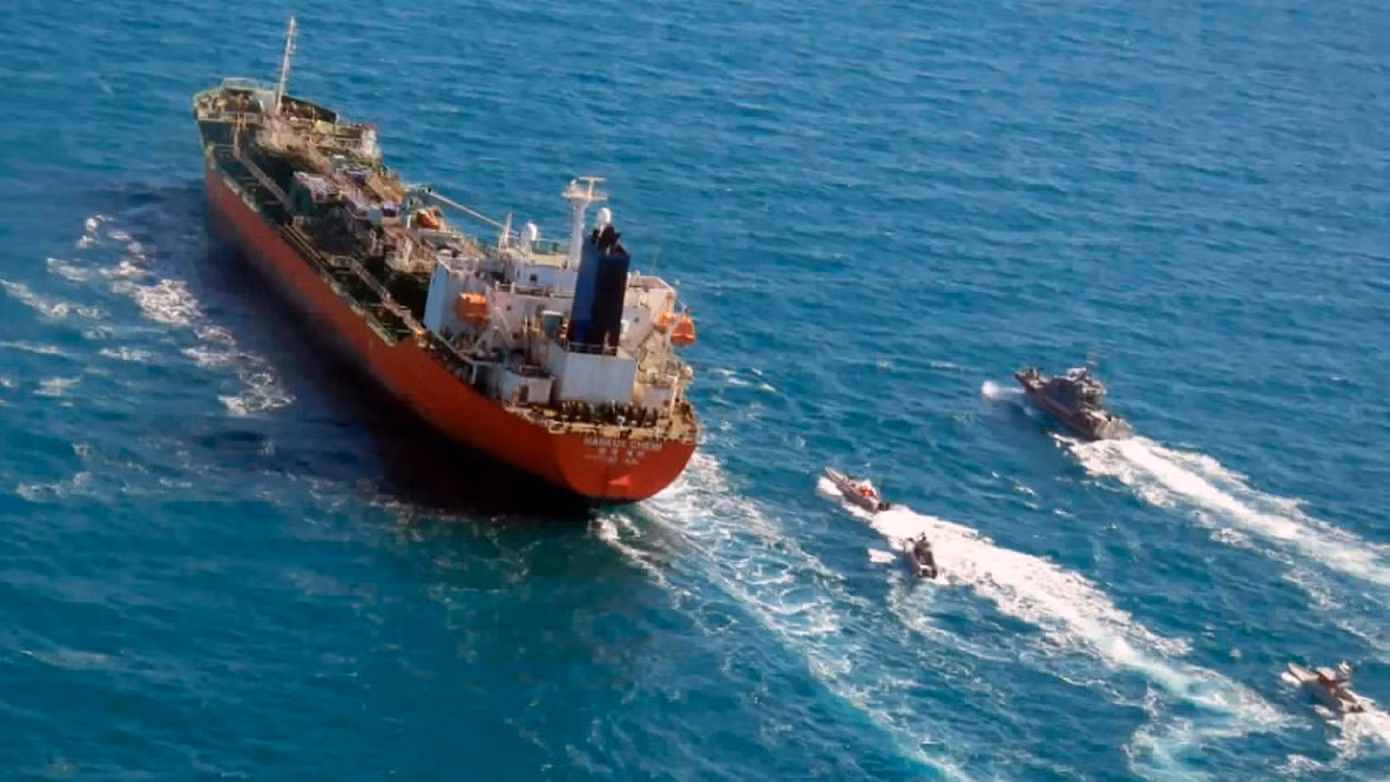 Tàu thuyền qua eo biển Hormuz. Ảnh: AP. Tàu thuyền qua eo biển Hormuz. Ảnh: AP.