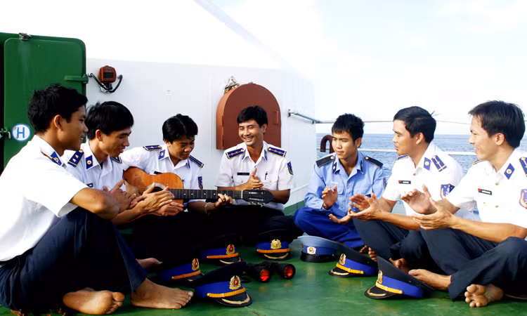 Phút giải lao sau những giờ tuần tra kiểm soát bảo vệ chủ quyền