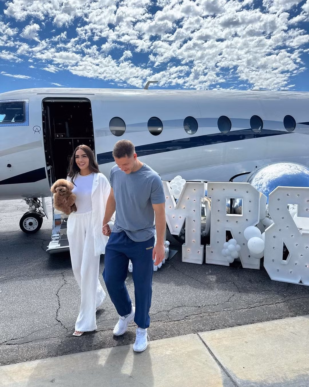 Olivia Culpo và chồng di chuyển bằng máy riêng tới nơi tổ chức hôn lễ.