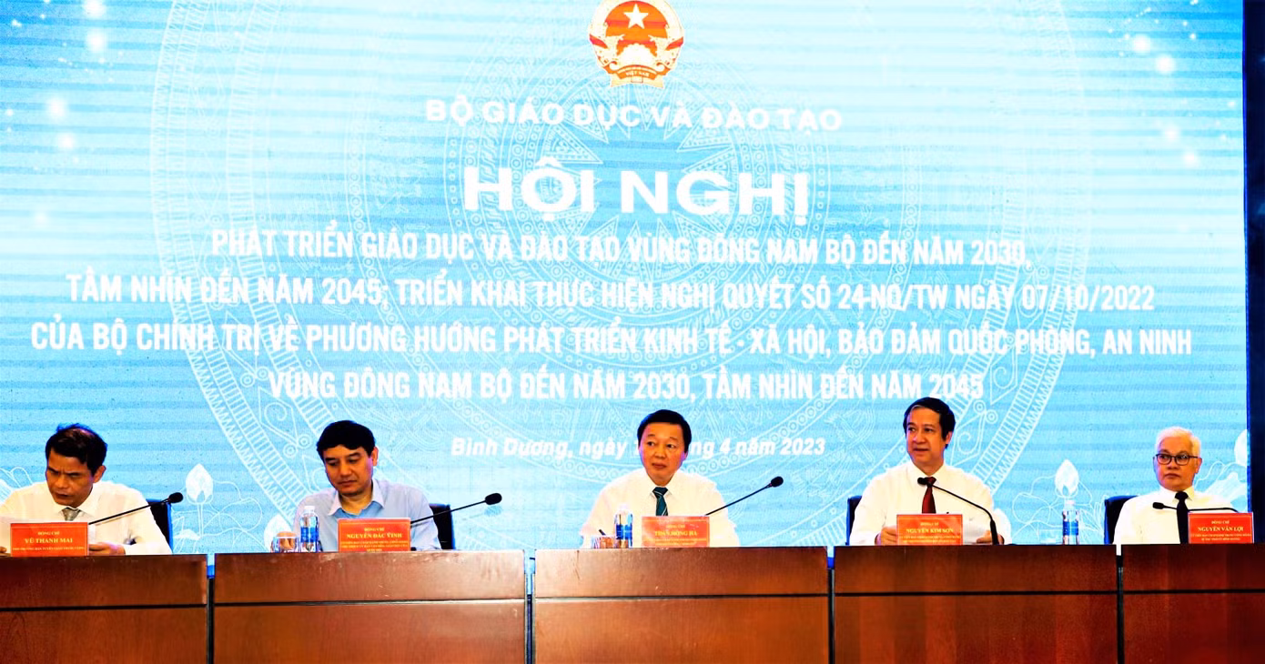 Tham dự hội nghị có Phó Thủ tướng Chính phủ Trần Hồng Hà; ông Y Thanh Hà Niê Kđăm, Chủ tịch Hội đồng Dân tộc của Quốc hội; ông Hầu A Lềnh, Bộ trưởng, Chủ nhiệm Ủy ban Dân tộc; ông Nguyễn Đắc Vinh, Chủ nhiệm Ủy ban Văn hóa, Giáo dục Quốc hội; ông Nguyễn Kim Sơn, Bộ trưởng Bộ GD-ĐT. Tham dự hội nghị có Phó Thủ tướng Chính phủ Trần Hồng Hà; ông Y Thanh Hà Niê Kđăm, Chủ tịch Hội đồng Dân tộc của Quốc hội; ông Hầu A Lềnh, Bộ trưởng, Chủ nhiệm Ủy ban Dân tộc; ông Nguyễn Đắc Vinh, Chủ nhiệm Ủy ban Văn hóa, Giáo dục Quốc hội; ông Nguyễn Kim Sơn, Bộ trưởng Bộ GD-ĐT.