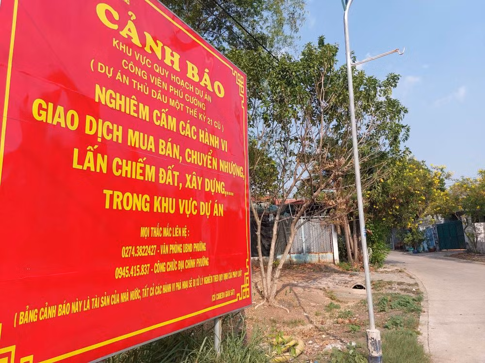 Một số hộ dân đến nay vẫn chưa giao đất, số khác đã giao đất để nhận nền tái định cư nhưng chờ mãi vẫn chưa có nơi tái định cư nên phải nán lại ở tạm trong căn nhà xuống cấp. Một số hộ dân đến nay vẫn chưa giao đất, số khác đã giao đất để nhận nền tái định cư nhưng chờ mãi vẫn chưa có nơi tái định cư nên phải nán lại ở tạm trong căn nhà xuống cấp.