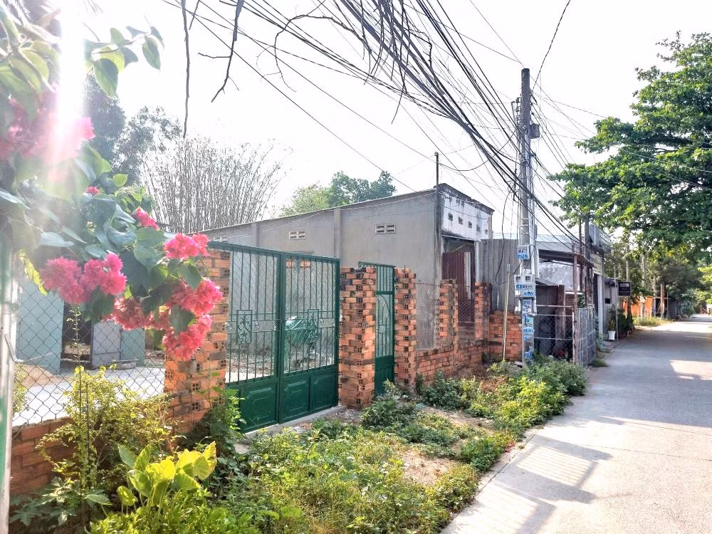 Là một trong số các hộ dân chịu ảnh hưởng bởi dự án, bà Lê Thị Phương cho biết, gia đình có đất nằm trong phạm vi dự án, được hoán đổi nền tái định cư, nhưng đã hơn chục năm nay đang phải đi thuê nhà trọ. "Nhà nước có hỗ trợ tiền thuê nhà hai triệu đồng mỗi tháng, nên gia đình chỉ dám thuê phòng trọ vì nếu thuê nhà thì phải bỏ thêm chi phí, trong khi hoàn cảnh đang khó khăn. Nếu ai hỏi giờ đây chúng tôi cần gì? Bao nhiêu người ở đây chỉ mong dự án sớm triển khai”, bà Phương chia sẻ. Là một trong số các hộ dân chịu ảnh hưởng bởi dự án, bà Lê Thị Phương cho biết, gia đình có đất nằm trong phạm vi dự án, được hoán đổi nền tái định cư, nhưng đã hơn chục năm nay đang phải đi thuê nhà trọ. "Nhà nước có hỗ trợ tiền thuê nhà hai triệu đồng mỗi tháng, nên gia đình chỉ dám thuê phòng trọ vì nếu thuê nhà thì phải bỏ thêm chi phí, trong khi hoàn cảnh đang khó khăn. Nếu ai hỏi giờ đây chúng tôi cần gì? Bao nhiêu người ở đây chỉ mong dự án sớm triển khai”, bà Phương chia sẻ.