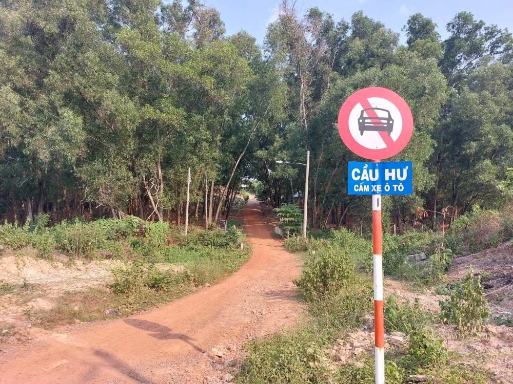 Trong khi ngành chức năng TP. Thủ Dầu Một và tỉnh Bình Dương đang loay hoay tìm phương án phù hợp thì hàng trăm hộ dân vẫn phải sống trong cảnh tạm bợ, thấp thỏm. Trong khi ngành chức năng TP. Thủ Dầu Một và tỉnh Bình Dương đang loay hoay tìm phương án phù hợp thì hàng trăm hộ dân vẫn phải sống trong cảnh tạm bợ, thấp thỏm.