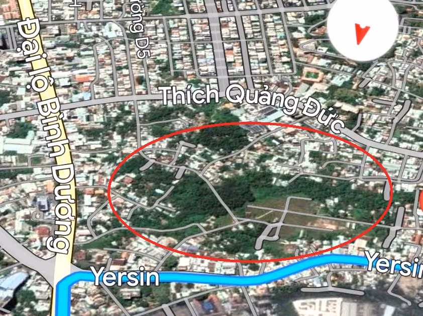 Vị trí đất để thực hiện dự án này nằm giữa trung tâm TP. Thủ Dầu Một. Khu vực dự án được xem là “đất vàng” khi tiếp giáp với những tuyến đường sầm uất gồm quốc lộ 13 (còn gọi là Đại lộ Bình Dương), Thích Quảng Đức và Yersin thuộc phường Phú Cường (TP Thủ Dầu Một). Ảnh chụp từ vệ tinh Vị trí đất để thực hiện dự án này nằm giữa trung tâm TP. Thủ Dầu Một. Khu vực dự án được xem là “đất vàng” khi tiếp giáp với những tuyến đường sầm uất gồm quốc lộ 13 (còn gọi là Đại lộ Bình Dương), Thích Quảng Đức và Yersin thuộc phường Phú Cường (TP Thủ Dầu Một). Ảnh chụp từ vệ tinh