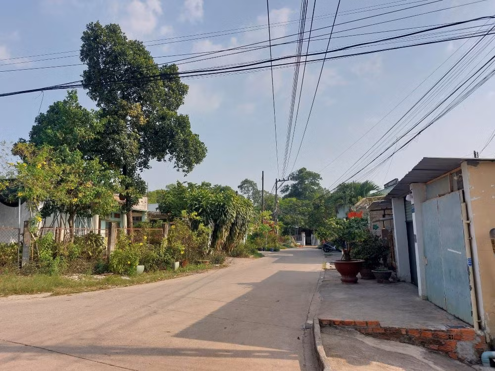 Ông Phan Quang Tường (khu phố 2, phường Phú Cường, TP. Thủ Dầu Một) cho biết, hiện nay đã có tình trạng tái lấn chiếm trong dự án Công viên Phú Cường. “Kiến nghị ngành chức năng phải công khai quy hoạch, tiến độ thực hiện dự án, đồng thời tiếp tục hỗ trợ tiền tạm cư cho các hộ dân bị giải tỏa vì năm 2022 các hộ dân chưa nhận được tiền hỗ trợ tạm cư”, ông Tường kiến nghị. Ông Phan Quang Tường (khu phố 2, phường Phú Cường, TP. Thủ Dầu Một) cho biết, hiện nay đã có tình trạng tái lấn chiếm trong dự án Công viên Phú Cường. “Kiến nghị ngành chức năng phải công khai quy hoạch, tiến độ thực hiện dự án, đồng thời tiếp tục hỗ trợ tiền tạm cư cho các hộ dân bị giải tỏa vì năm 2022 các hộ dân chưa nhận được tiền hỗ trợ tạm cư”, ông Tường kiến nghị.