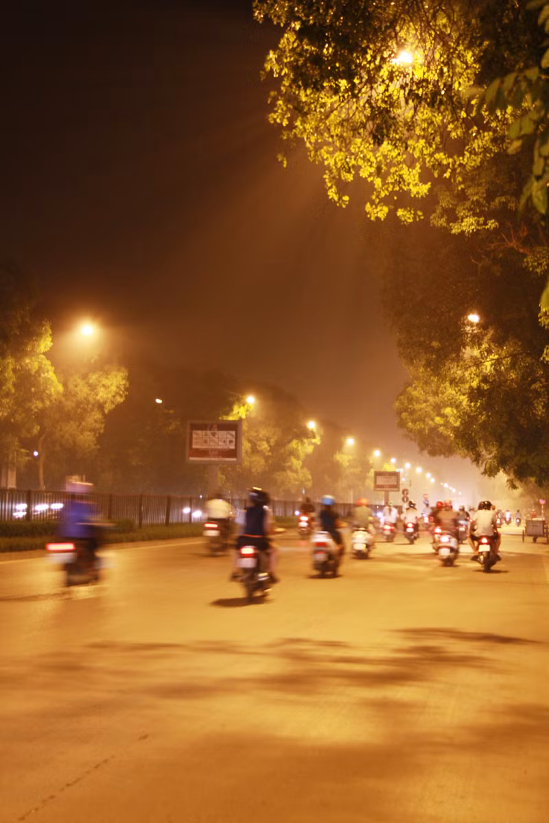 Khói lạ tràn ngập đường phố thủ đô vào ban đêm. Ảnh: Trường Phong