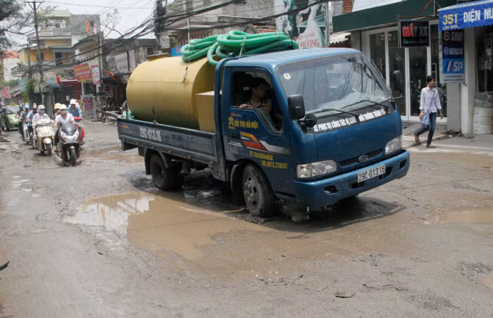 Các phương tiện phải qua những đoạn xuống cấp là chuyện không dễ